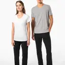 V-neck T-shirt with short sleeves - Image 8