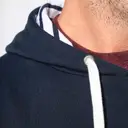 Sweatshirt mit kontrastierender Kapuze und Muster - Bild 4