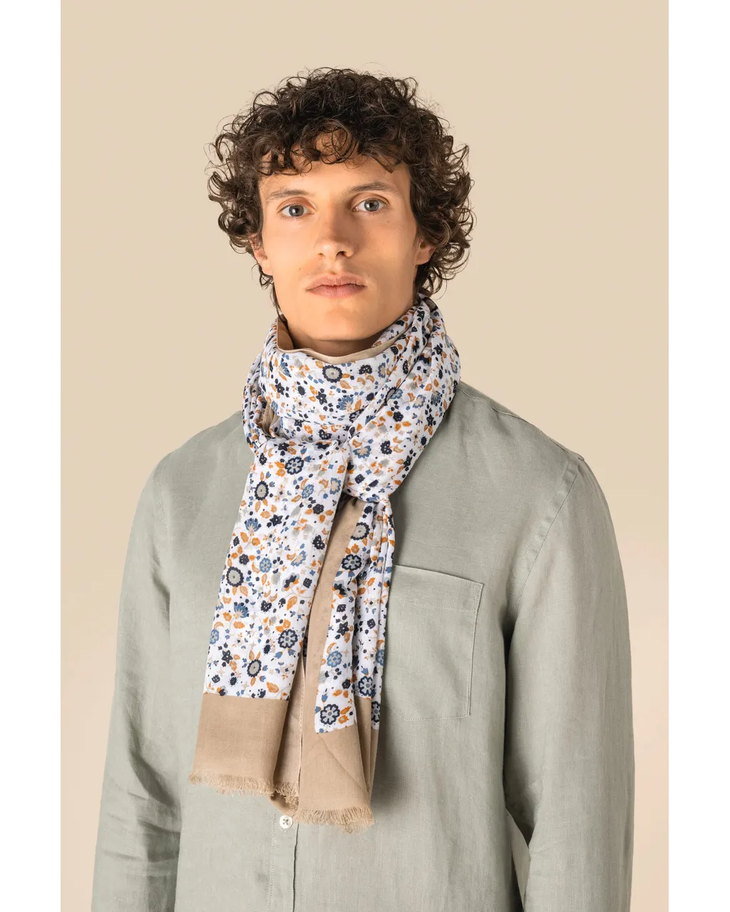 Schal mit Blumenmuster